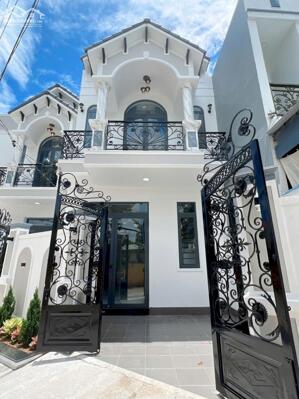 Nhà trệt lầu xây mới lộ ô tô đậu trước nhà, gần sân bay Cần Thơ