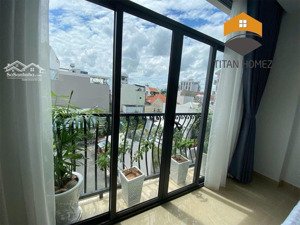 ch ban công tách kính rộng full nội thất gần chợ hoàng hoa thám