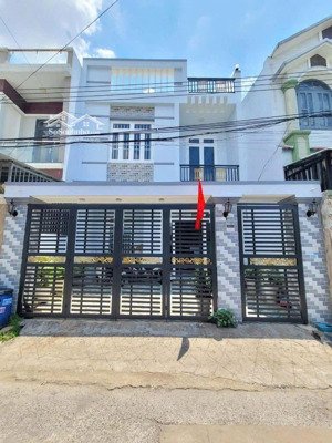 chính chủ gởi bán nhà trệt 3 lầu, ở phạm hữu lầu, dĩ an. đường 5m. có 3pn, 2wc, sân ô tô 7c.