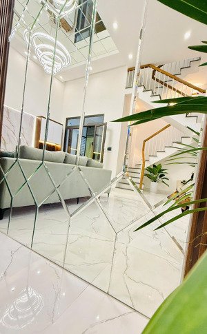 bán gấp nhà mặt phố hoàng ngân- trung tâm quận thanh xuân- hà nội. 81 m2. 5 tầng. 25 tỷ. nhà mới.