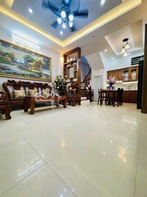 bán nhà riêng ngoại giao đoàn 39m, góc 02 thoáng ô tô đỗ cổng, ngõ thông,kinh doanh, full đồ ở ngay