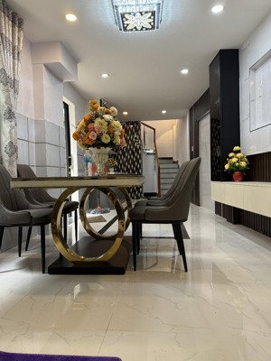 1/nguyễn tri phương q10 nhà 3tầng mới đẹp ở liền,full nội thất,gần cầu vượt 3tháng2,đhktế. giá5tỷ28