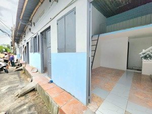 phòng mặt hẻm 6m ở được 3 người nguyễn tri phương, gần làng đại học ko chủ cho nuôi cún