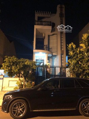 nhà ở chính chủ, đẹp thoáng mát, hướng đông, mặt tiền đường rộng 16m, ngay trung tâm t/phố tuy hòa.