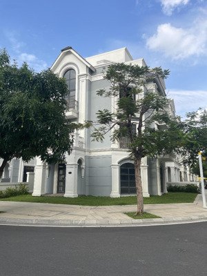 biệt thự góc 2mt đường d2a vinhomes grand park, ngay bến du thuyền,dt: 243m2 ck 6% chỉ còn 75 tỷ