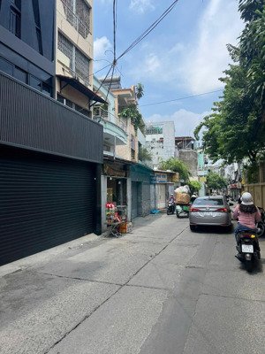 siêu rẻ. nhà 3 tầng. gần chợ cây quéo. 55m2 (5x11 vuông vức). hxh sát bên. nhỉnh 6tỷ