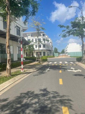 bán căn nhà phố vườn lavida vũng tàu 139m2 giá chỉ 8.4 tỷ full chuyển nhượng đang chờ làm sổ hồng.