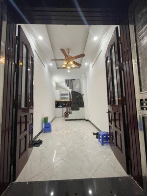 nhà ngõ đê tô hoàng cách mặt ngõ ô tô tránh khoảng 15m.