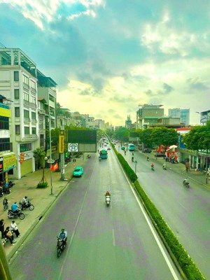 vip! mặt phố nguyễn văn cừ,vị trí đẹp cho thuê 500 triệu/năm, 70m2, 5 tâng, hơn 30 tỷ.