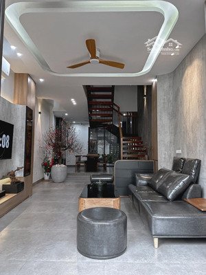 bán nhà ngô gia tự, long biên: 38m2, 5 tầng, 6.3 tỷ, ô tô, ngõ rộng, thoáng, 