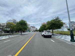 khách cần bán lô b7 đối diện công viên hướng nam giá tốt. lh gặp linh