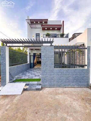 Nhà lầu xây mới rộng 100m2 - Gần đại học Tây Đô và đại học Võ Trường Toản