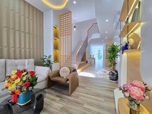 chính chủ gửi bán căn villa 4 tầng đường 6m chính hữu, nội thất luxury, chỉ cần xách vali vào ở