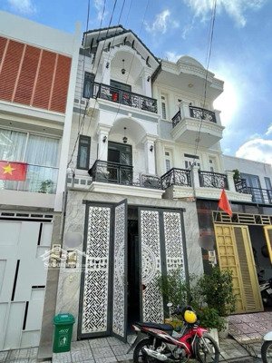 hàng hiếm . nhà đẹp 3 tầng , gần ngã tư thủ đức , 4pn