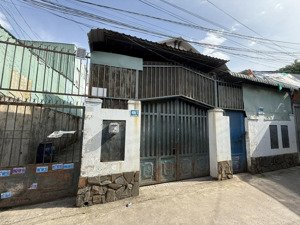 bán nhà có dãy trọ 7 phòng trung tâm dĩ an tphcm - sổ đỏ, thông chợ - chính chủ 