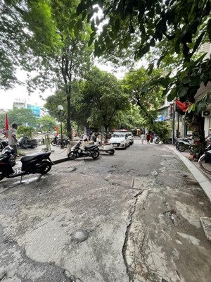 nhà đẹp văn chương -tôn đức thắng - đống đa -dt 30 m2-gần hồ-ở ngay - giá chỉ 6.95 tỷ