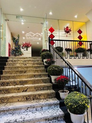 b.á,n toà khách sạn dt 90m 9tâng hơn 40 tỷ đền lừ vị trí cực đẹp view hồ đền lừ kinh doanh cực ổn