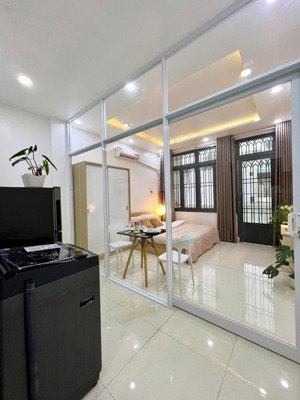 căn hộ bancol 1 phòng ngủ tách bếp full nội thất 45m2 ngay gần công viên lê thị riêng