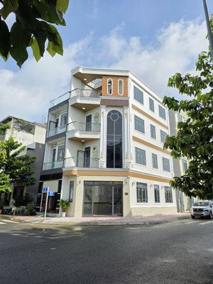 nhà 4 lầu gần làng đại hoc quốc gia giá 8 tỷ 200 triệu tl