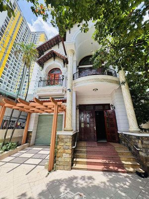 bán biệt thự 3 tầng 493m2,trung tâm dĩ an,liền kề thủ đức,đẳng cấp châu âu