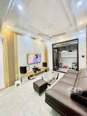 bán nhà ngõ 508 đường láng, ngõ sát phố lớn, tặng full nội thất đẹp, diện tích 35m2, giá 8.5 tỷ