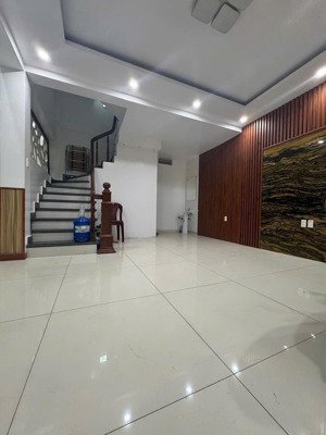 nhà xây 4 tầng độc lập lô góc tại mặt ngõ lạch tray giá chỉ 5,x tỷ