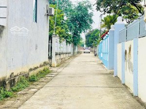 cần bán đất tại bạch thạch -phú cát-hn
diện tích 192m 148m thổ cư mt 9m
xung quanh dân cư đông đúc