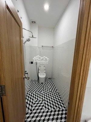 bán nhà 2 tầng mặt tiền tôn đản. diện tích đất: 90m diện tích sử dụng: 165m.
công năng: 3 phòng