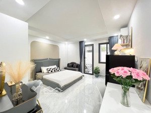 căn hộ dịch vụ đầy đủ nội thất ban công ngay đặng thuỳ trâm sát bên đại học văn lang