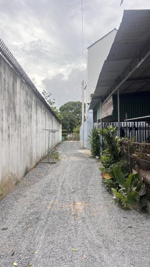 cần bán nhà cấp4 phường định hoà tp thủ dầu một vừa mới hoàn thiện - dt 120m2 , 2pn , sân oto dài7m