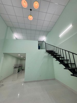 nhà nguyên căn mới xây sạch đẹp, nội thất loại khá tốt