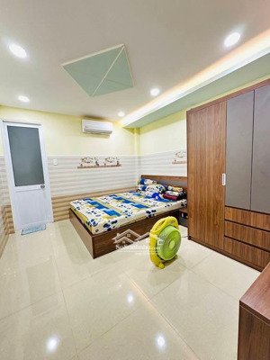 hxh đến nhà hoàng hoa thám thông thích quãng đức, phú nhuận, 3 tầng, 68m2, 7.x t.ỷ tl