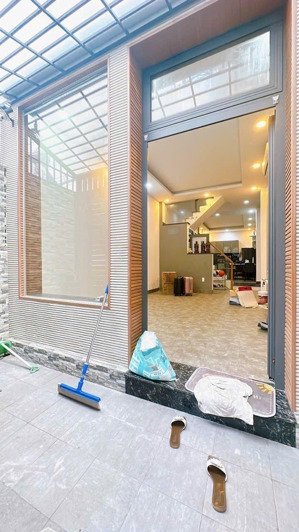 kẹt tiền cần bán gấp căn nhà ở đường xóm chiếu quận 4 diện tích 4x15m giá 5 tỷ 890