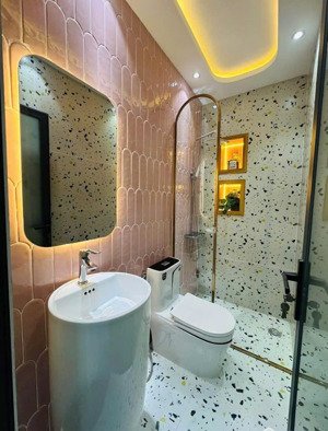 bán căn nhà đường 6m cao thắng - q3. giá 4tỷ800. đang cho thuê 35tr. cách đường điện biên phủ 160m