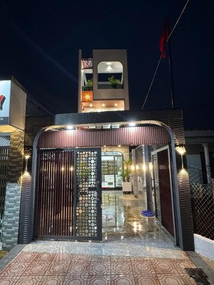 bán nhà 1 trệt 2 lầu mặt tiền lê văn lâm thuộc phường 3_ diện tích : 4.2 x 32m2 ( tổng 260m2 sàn )