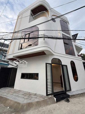 giá 5,5tỷ bán nhà 3 tầng full nội thất góc 3 mặt tiền trung tâm tp. nha trang- đường oto,