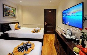 bán khách sạn 8 tầng đường oto cách biển trần phú vài chục mét.