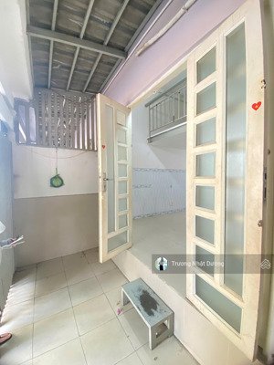 phòng trọ cao cấp có gác lửng và sân đằng trước, hẻm 160 nguyễn văn quỳ có máy lạnh. lh 