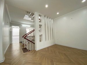 bán nhà phố nguyễn khang khu vip ô tô tránh vào nhà ở ngay kinh doanh văn phòng