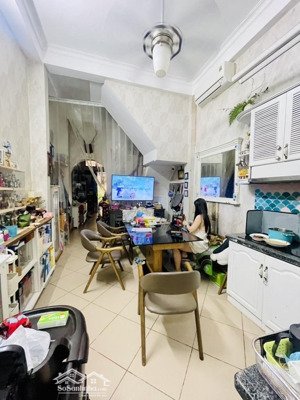 hot.nhà riếng sát phố ô tô đỗ cửa,kinh doanh tấp nập gần bệnh viện bạch mai view hồ gần công viên