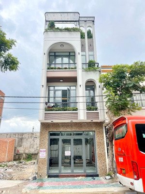 bán nhà gần siêu thị aeon mall lớn nhất bình dương. nhà mới full nội thất 6,9tỷ thương lượng