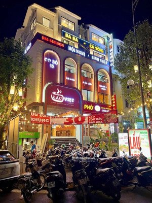 cho thuê nhà mặt phố tạ hiện cực đẹp, diện tích: 80m2x4tầng, mặt tiền: 5,5m , siêu phẩm nhà hàng