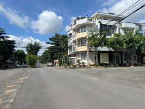 cần bán lô đất dự án đông thủ thiêm lô f dt8x22 giá 92 triệu/m2, mặt tiền 56 lô d dt6x22 giá 17 tỷ.