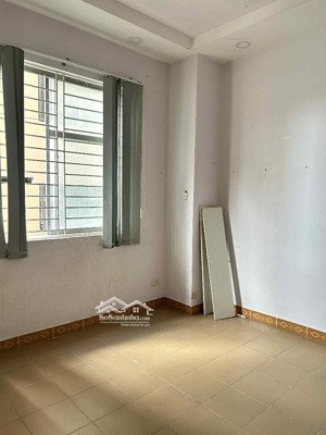 căn hộ mặt tiền, cho thuê 2 phòng ngủ 15-20m2, sát bên uef, hbu