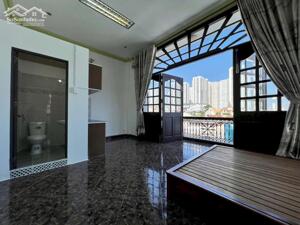  Trống sẵn căn ban công lớn, phòng siêu rộng, siêu thoáng. Ngay sát cầu Chánh Hưn