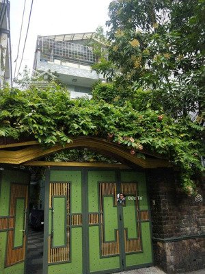 giảm 3 tỷ bán gấp nhà đường trường sơn, tân bình, dt 10x30m, nhà 4 tầng, chỉ 155tr/m2