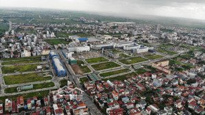 cho thuê 04 căn shophouse thông tầng. mặt tiền rộng 20m đường trướng nhà rộng 30m 4 làn xe.