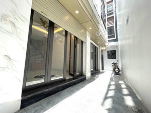 chính chủ gửi b.á.n gấp nhà lạc long quân - s : 72m - dân xây 5 tầng - nhỉnh 11 tỷ.