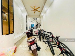 bán nhà ô tô quay đầu được, 33m ra phố nhà còn rất mới, 2 thoáng, full nội thất, có sân để xe 17m.