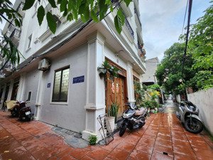 nhà lô phố nguyễn văn linh long biên.40*5. lô góc. mặt tiền rộng. hoàn thiện nội thất. oto đỗ cửa.